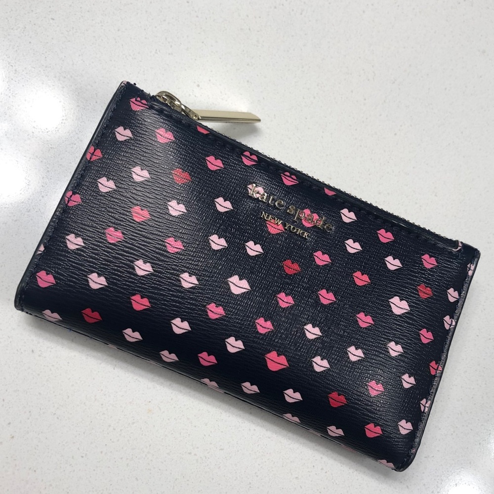 ✨HOST PICK✨: Kate Spade Sylvia Lips bifold Wallet